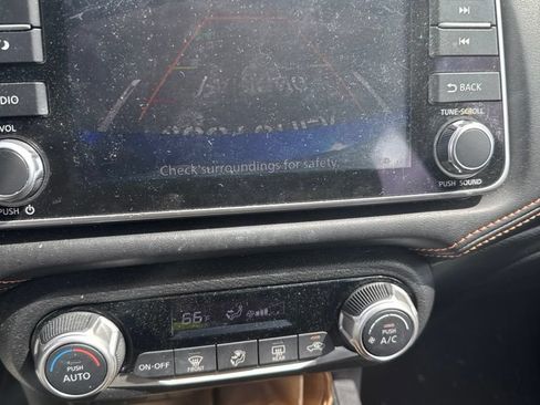 Used 2022 Nissan Versa SR FWD image 3
