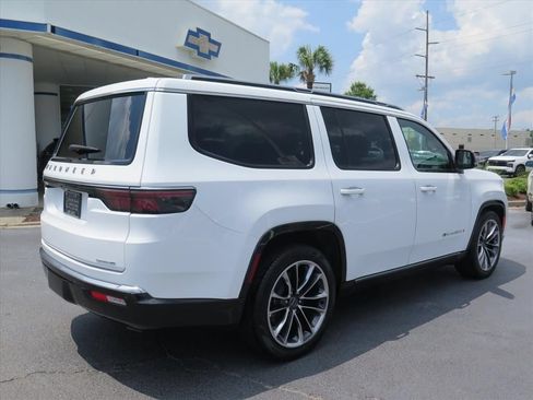 Used 2023 Jeep Wagoneer Series III w/ Premium Group I AWD/4WD image 3