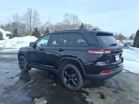 Used 2024 Jeep Grand Cherokee Altitude AWD/4WD image 3