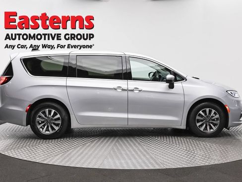 Used 2023 Chrysler Pacifica Touring-L FWD image 4