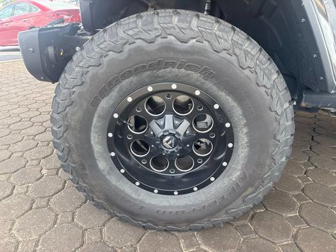 Used 2018 Jeep Wrangler Unlimited Rubicon w/ Dual Top Group AWD/4WD image 10