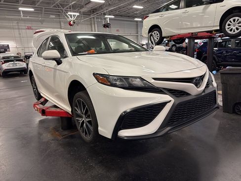 Used 2023 Toyota Camry SE image 9