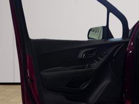 Used 2019 Chevrolet Trax LT w/ LT Convenience Package image 11