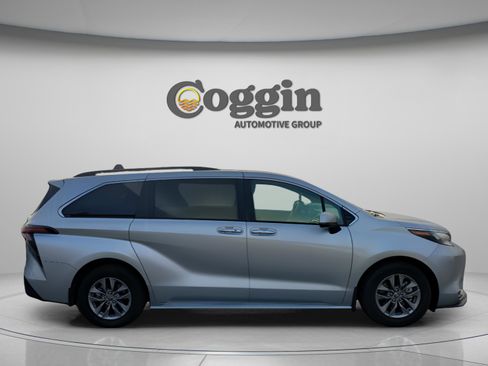 Certified 2024 Toyota Sienna XLE image 8