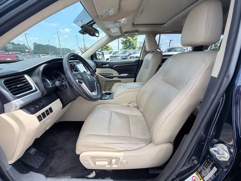 Used 2015 Toyota Highlander Limited w/ Driver Technology Package FWD image 22