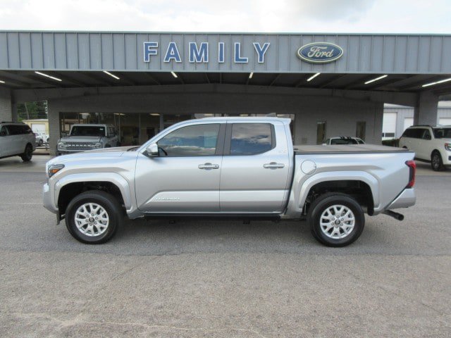 Used 2025 Toyota Tacoma SR5 AWD/4WD image 2