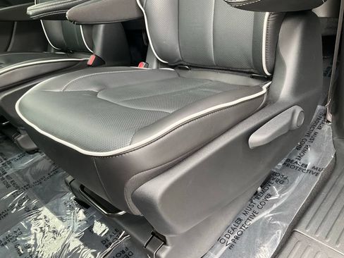Used 2023 Chrysler Pacifica Limited w/ S Appearance Package FWD image 25