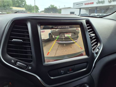 Used 2019 Jeep Cherokee Trailhawk AWD/4WD image 5