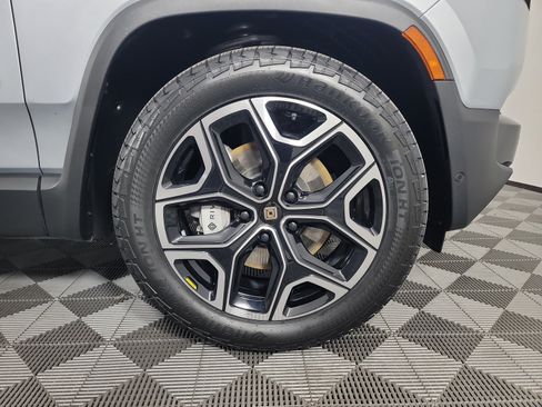 Used 2025 Rivian R1S Adventure Dual AWD/4WD image 11