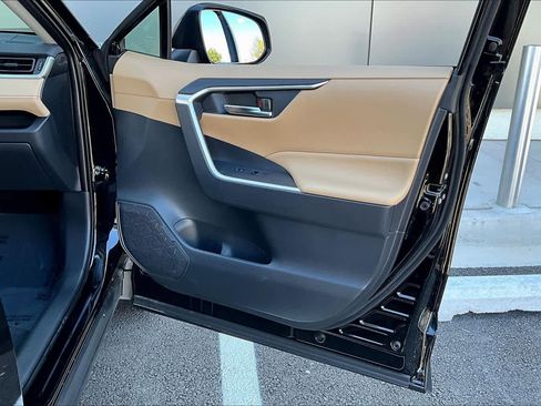 Used 2025 Toyota RAV4 XLE image 23