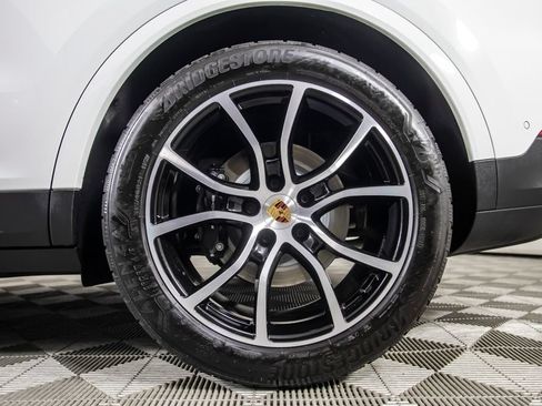 Used 2025 Porsche Cayenne AWD/4WD image 44