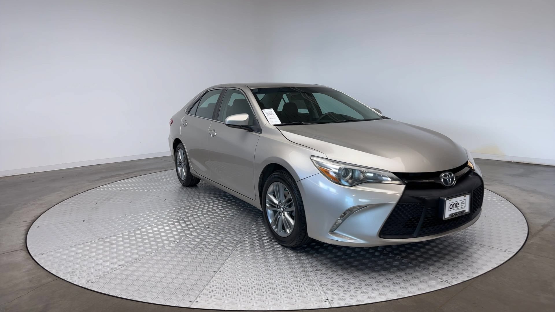 Used 2016 Toyota Camry SE FWD image 2