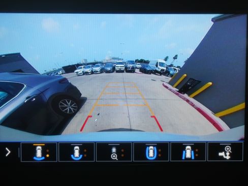 Used 2021 Chevrolet Traverse Premier w/ Redline Edition FWD image 21