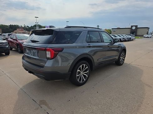 Used 2025 Ford Explorer ST-Line image 4