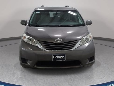 Used 2016 Toyota Sienna LE w/ Protection Package FWD image 3
