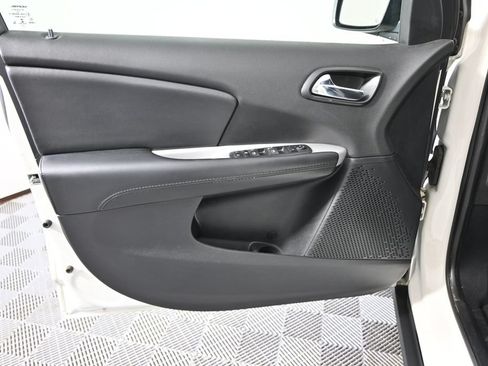 Used 2020 Dodge Journey SE w/ Blacktop Package FWD image 16