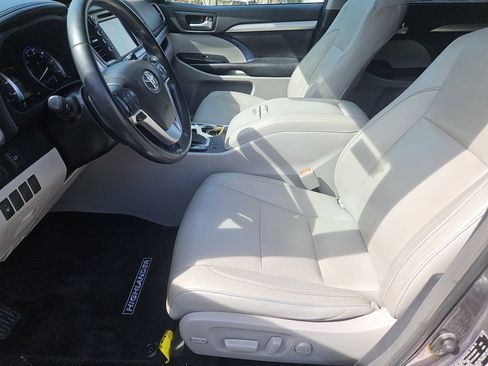 Used 2017 Toyota Highlander XLE w/ Carpet Mat Package AWD/4WD image 28