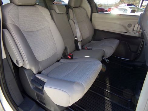 Used 2024 Toyota Sienna LE image 39