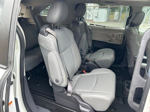 Used 2021 Toyota Sienna XLE AWD/4WD image 16
