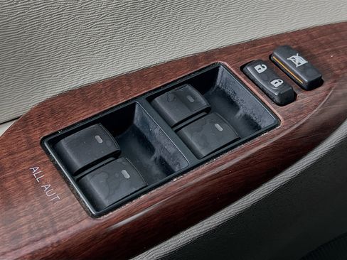 Used 2014 Toyota Sienna XLE image 19