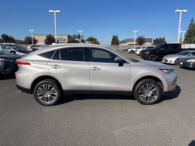 Used 2023 Toyota Venza XLE AWD/4WD image 2