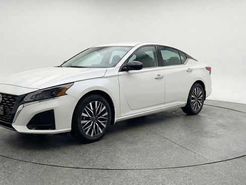 Used 2025 Nissan Altima 2.5 SV image 3