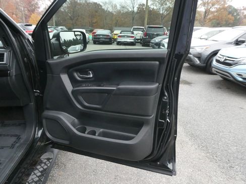 Used 2019 Nissan Titan SV w/ SV Convenience Package image 22