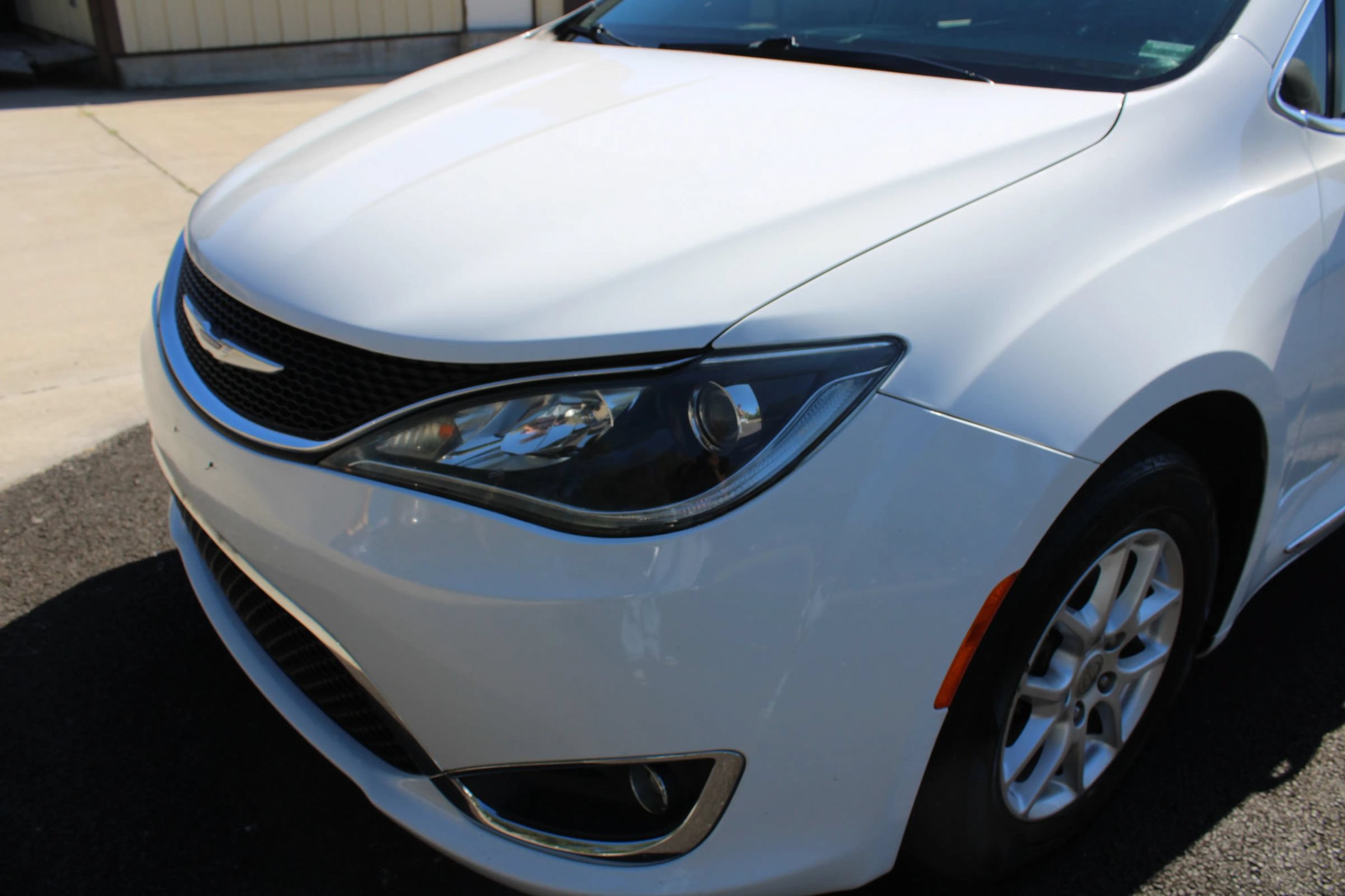 Used 2020 Chrysler Pacifica Touring-L FWD image 3