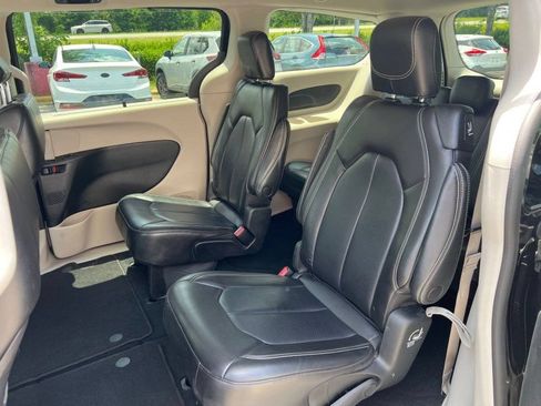 Used 2023 Chrysler Pacifica Touring-L FWD image 12