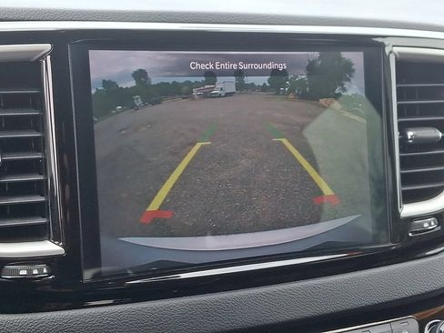 Used 2023 Chrysler Pacifica Touring-L FWD image 25