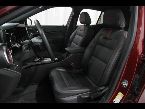 Certified 2025 Chevrolet Trax RS w/ Driver Confidence Package FWD image 5