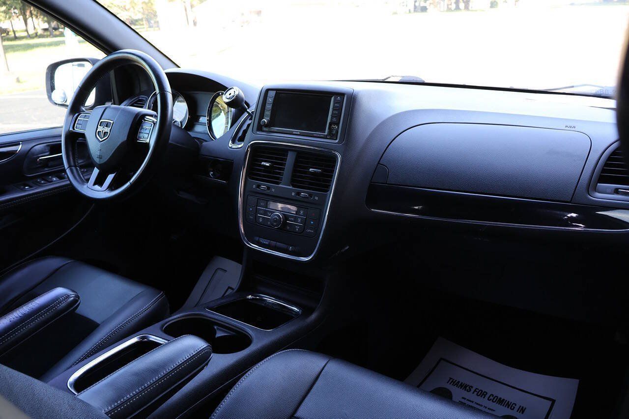Used 2016 Dodge Grand Caravan SXT FWD image 25
