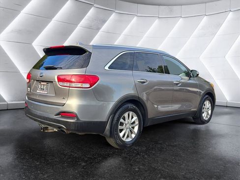 Used 2016 Kia Sorento LX w/ LX Convenience Package image 5