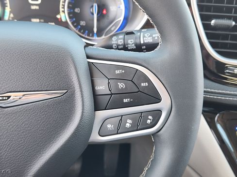 Used 2024 Chrysler Pacifica Limited w/ Trailer Tow Group image 36