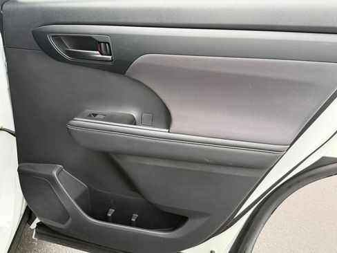 Used 2023 Toyota Highlander LE image 22