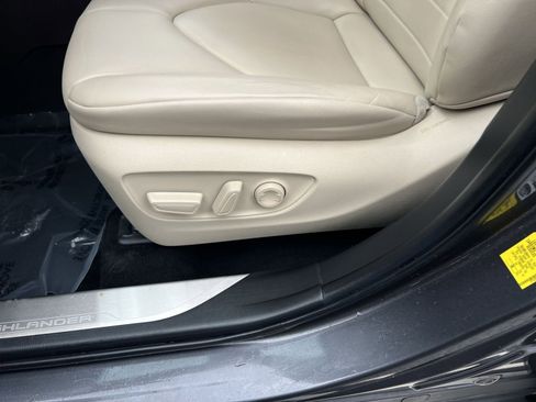 Used 2022 Toyota Highlander XLE image 25