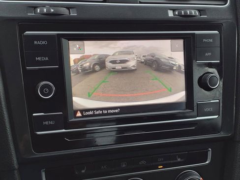 Used 2021 Volkswagen Golf 4-Door image 10