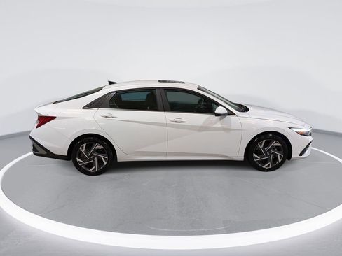 Certified 2025 Hyundai Elantra SEL image 4