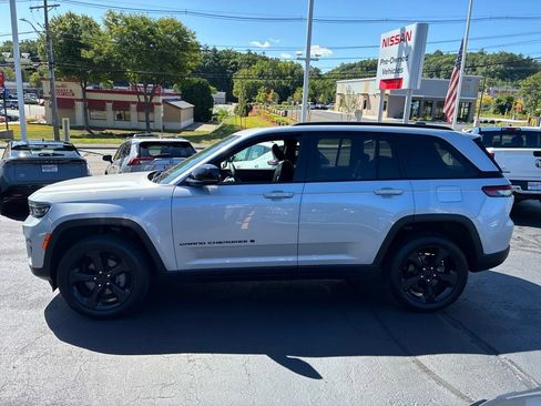 Used 2024 Jeep Grand Cherokee Altitude AWD/4WD image 4