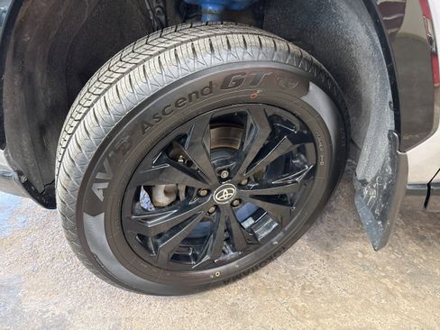 Used 2024 Toyota RAV4 SE w/ Convenience Package image 4