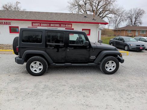 Used 2011 Jeep Wrangler Unlimited Sport image 2