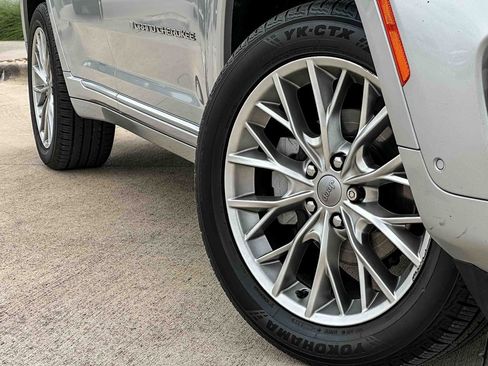 Used 2022 Jeep Grand Cherokee Summit RWD image 9