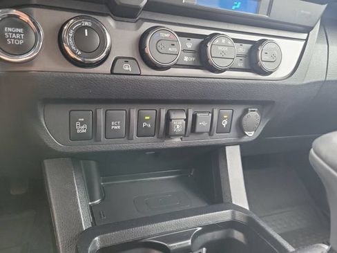 Used 2021 Toyota Tacoma TRD Off-Road w/ Technology Package AWD/4WD image 25
