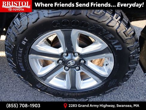 Used 2016 Toyota Tacoma Limited w/ Towing Package image 12