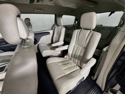 Used 2013 Chrysler Town & Country Touring FWD image 23