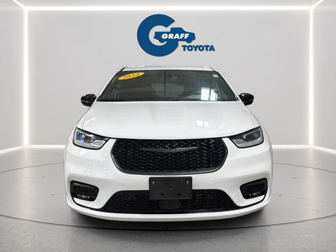 Used 2024 Chrysler Pacifica Limited FWD image 3