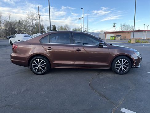 Used 2017 Volkswagen Jetta SE image 2