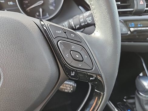 Used 2022 Toyota C-HR XLE image 22