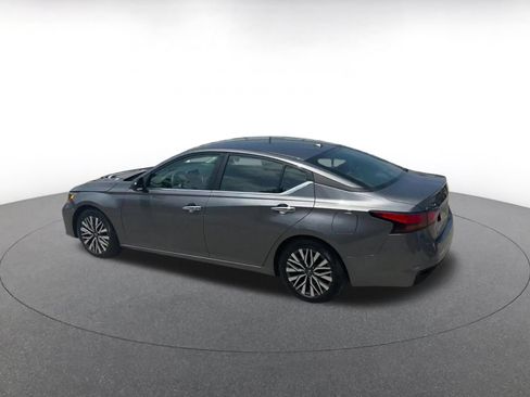 Used 2025 Nissan Altima 2.5 SV FWD image 10