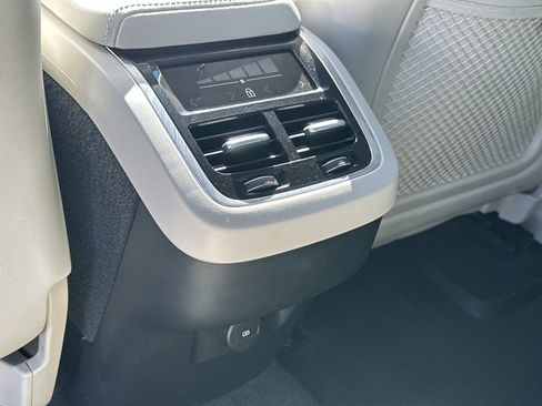 Certified 2023 Volvo XC60 B5 Ultimate image 22